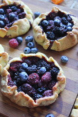 blueberry pie with berries