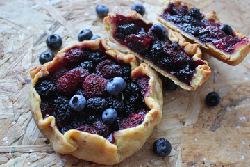 blackberry pie with blueberries