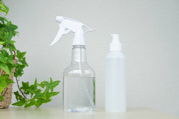 消毒用のアルコールスプレーとジェル