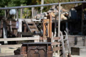 Ancien téléphone décor western