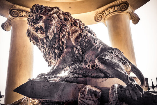 gladiators den lion statue background