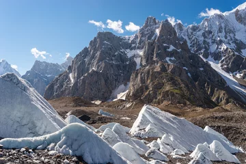 Crédence de cuisine en verre imprimé Gasherbrum Beautiful mountains and glacier in Karakoram mountains range in K2 trekking route in north Pakistan