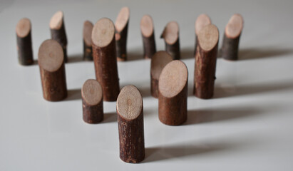 Familienaufstellung mit Figuren aus Holz, Austellungsfiguren in Familienkonstellation für systemische Psychotherapie mit der Brettaufstellung