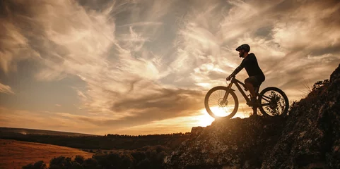 Foto op Plexiglas Man on mountain bike against sundown sky © kegfire