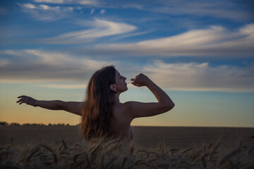 Obraz premium Topless girl on sunset photosession