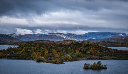 Fototapeta na wymiar Jezioro Ustevatnet w gminie Hol w hrabstwie Viken w Norwegii, widkok ze wsi Ustaoset
