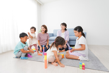 ママ友と遊ぶ子どもたち
