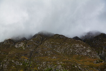 Montañas de rocas con vegetación entre ellas