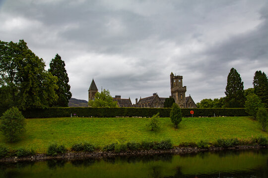 Monasterio con muro de setos y canal en primer plano