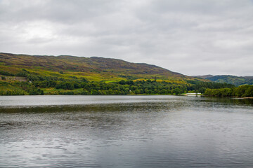 Vista del lago Ness y linea de arboles y montaña