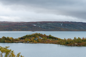 Jezioro Ustevatnet w gminie Hol w hrabstwie Viken w Norwegii, widkok ze wsi  Ustaoset