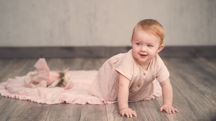 Portrait Baby krabbelt auf rosa Decke lachend © Renee Heetfeld