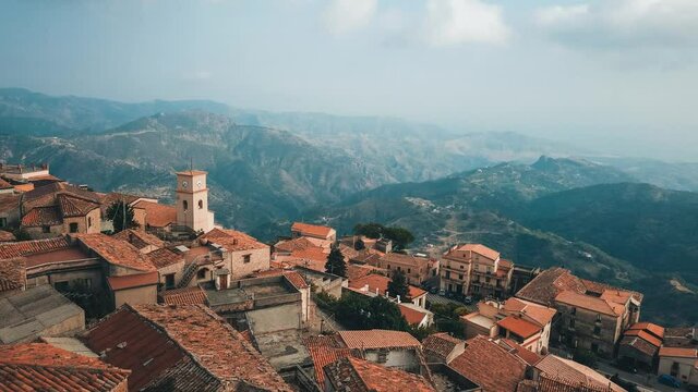 Bova Superiore vista aerea della citt&agrave; calabrese tra le montagne