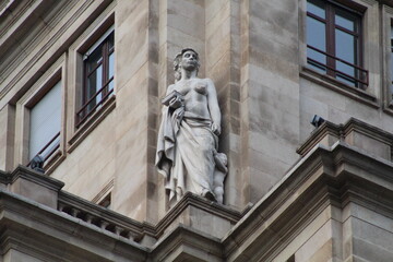 Obraz premium Estatua en un Muro.