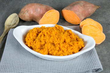 purée de patate douce sur une table