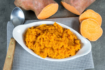 purée de patate douce sur une table