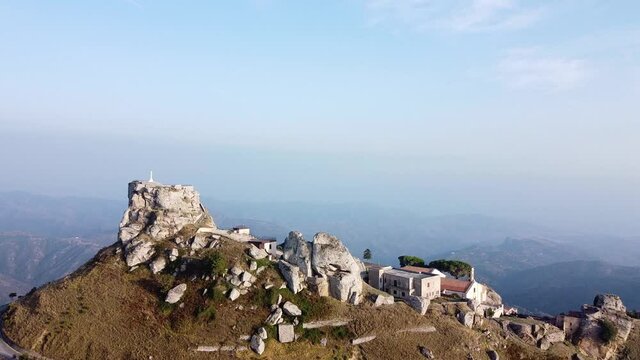 Bova Superiore vista aerea della citt&agrave; calabrese tra le montagne