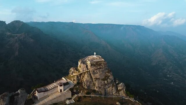 Bova Superiore vista aerea della citt&agrave; calabrese tra le montagne