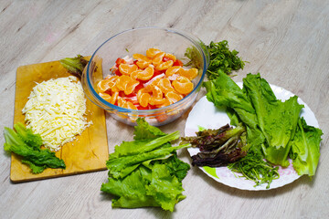 Salad with tangerine and ham