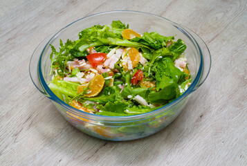 Salad with tangerine and ham