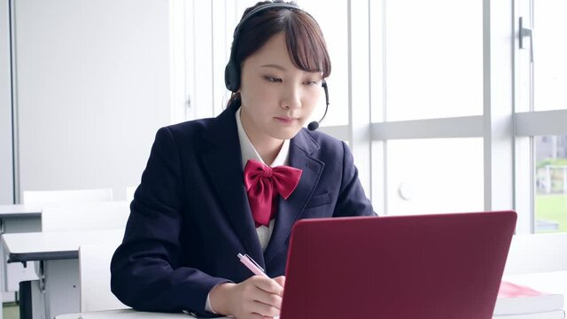 オンライン授業を受講する女子高生