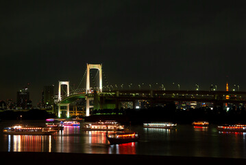 Fototapeta premium レインボーブリッジと屋形船（東京都）
