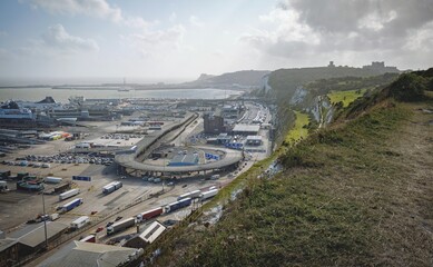 Dover,England White cliffs and Dover harbor along the coast of English channel. - obrazy, fototapety, plakaty