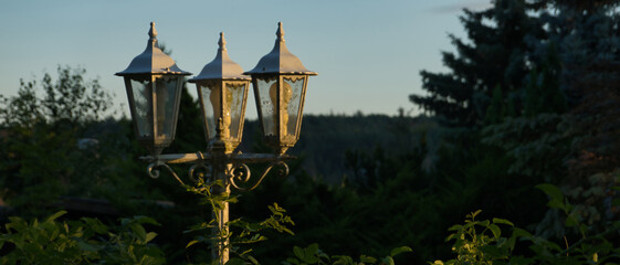 Stara latarnia w ogrodzie © michalsen