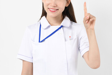 人差し指を指す笑顔の女性の医療従事者