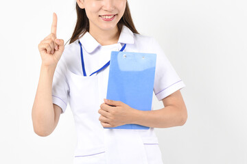 人差し指を指す笑顔の女性の医療従事者
