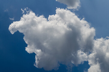 Obraz premium Fluffy clouds in a blue sky background and pattern