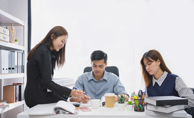 Asian students are brainstorming in the library.