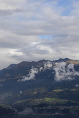 Sonnenstrahlen der Abendd&auml;mmerung beleuchten die Alpen