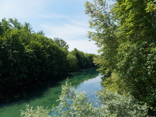 Rheinlandschaft. Breisach am Rhein. Ruhiger Flusslauf die M&ouml;hlin, Kleiner Nebenfluss des Rheins in der N&auml;he des Schwimmbades