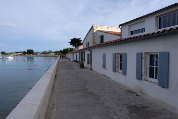Maisons de La Flotte-en-Ré le long de l'océan Atlantique