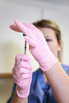 Woman recieving anti-aging injections in her forehead.