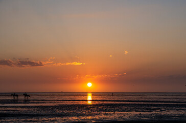 Obraz premium Sonnenuntergang am Strand von Sahlenburg Cuxhaven 