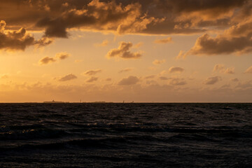 Sonnenuntergang am Strand von Sahlenburg Cuxhaven mit Blick auf Neuwerk