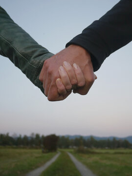 ouple holding hands