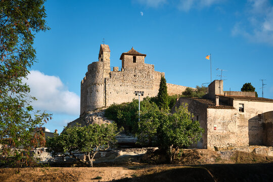 Castillo de Calafell con la luna de fondo