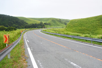 大分県由布市・別府市へのやまなみハイウェイのカーブ