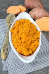 purée de patate douce sur une table