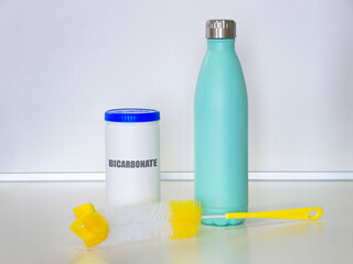 How to clean thermal bottles with bicarbonate and brush. Products that help to clean your stainless thermal bottles without damaging the material and without leaving unpleasant smells.