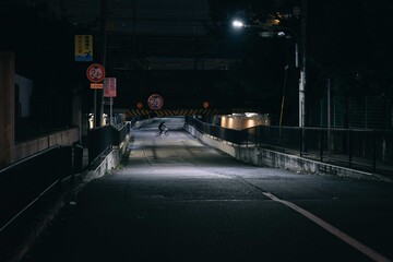 夜のトンネル