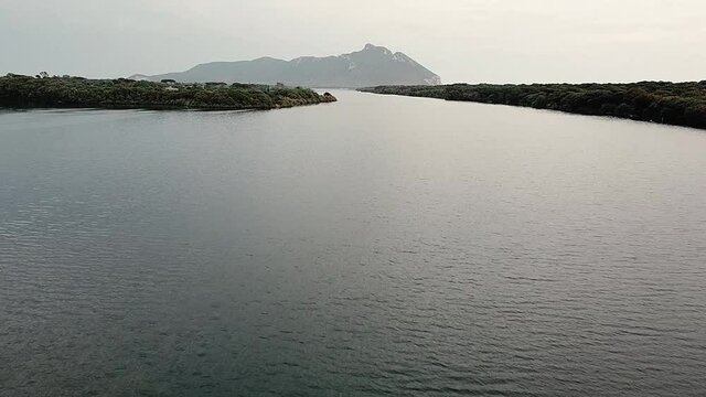 Lago di Paola. Parco Nazionale del Circeo. Sabaudia. Panorama aereo. Riprese aeree da drone.