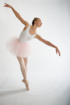 Fototapeta Teenage (16-17) ballerina tiptoeing