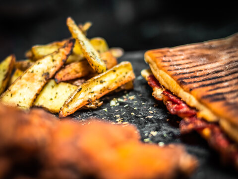 Sandwich De Pepperoni Con Papas Fritas Rusticas Y Pollo Frito Picante