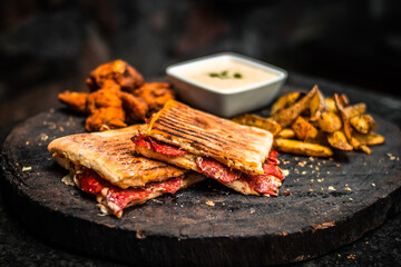 Sandwich de pepperoni con papas fritas rusticas y pollo frito picante