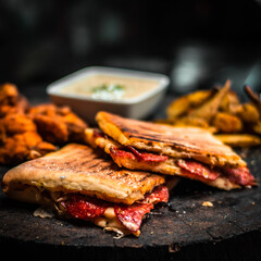 Sandwich de pepperoni con papas fritas rusticas y pollo frito picante