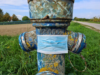 mund und nasenschutz an einem hydrant